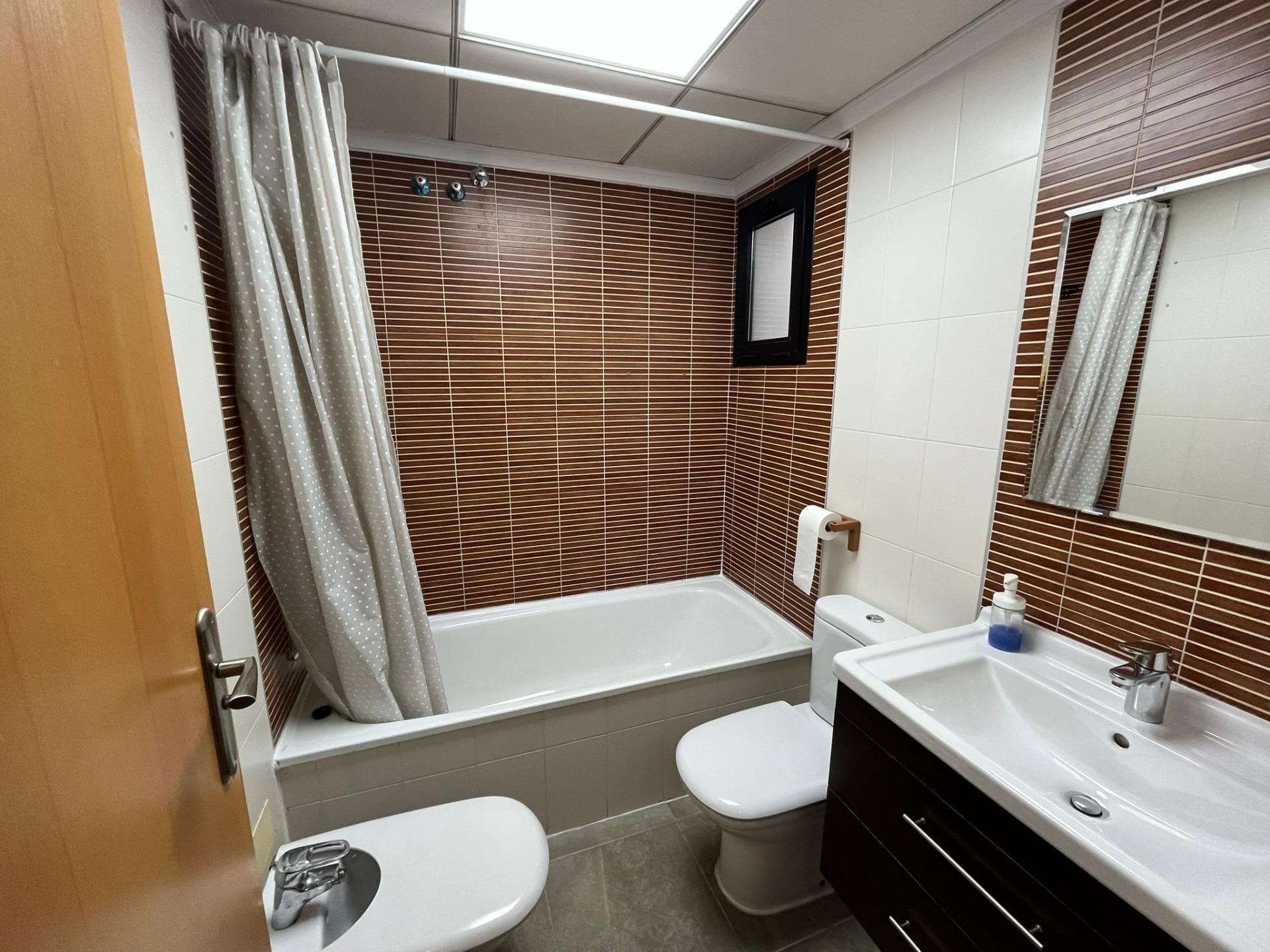 Pristine 2-Bedroom Apartment – Furniture Included – Prime Location