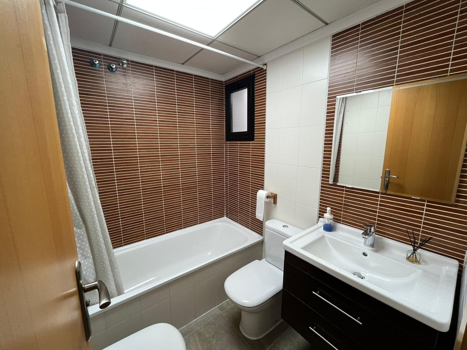 Pristine 2-Bedroom Apartment – Furniture Included – Prime Location