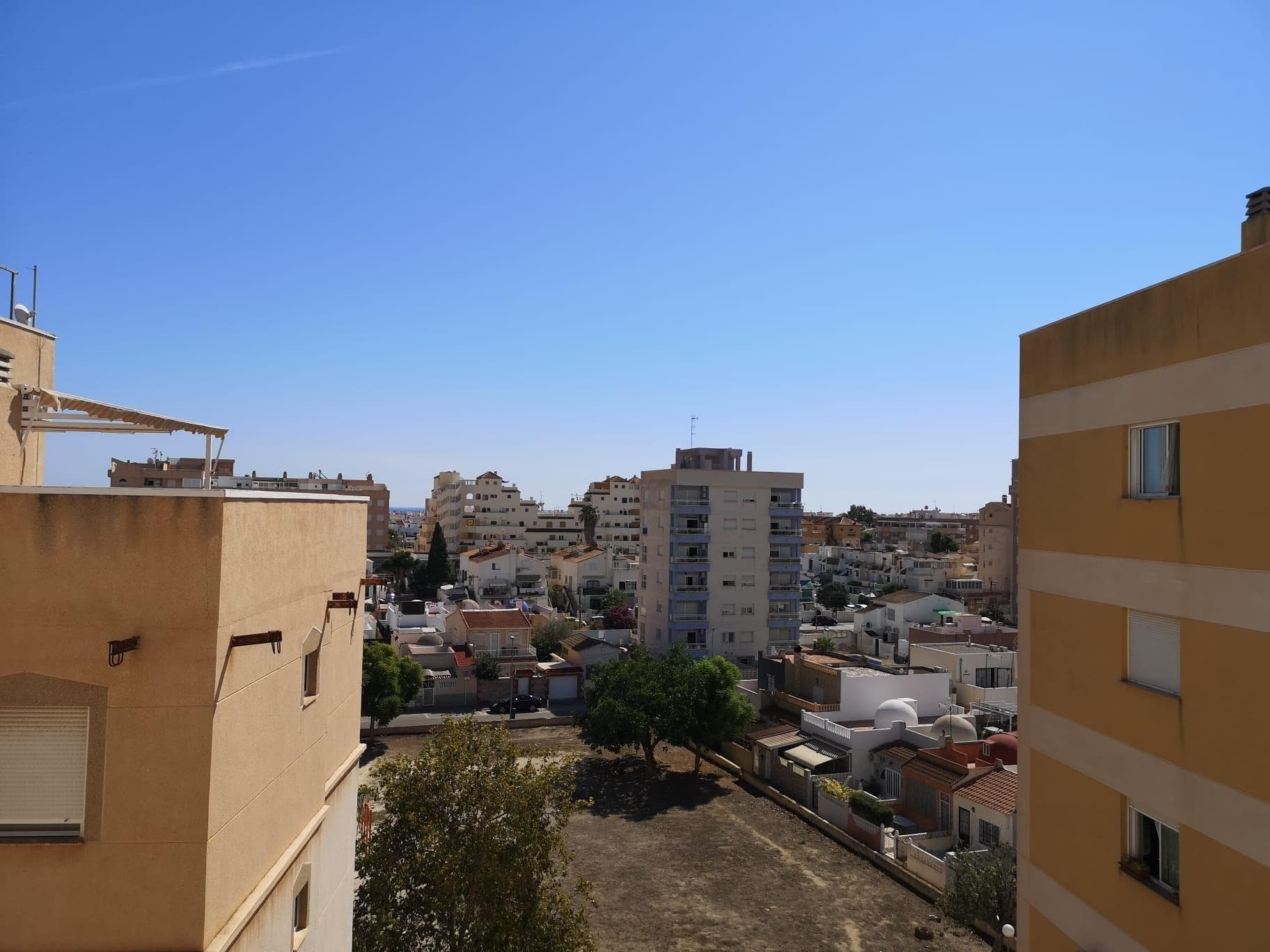 Sunrise views and Mediterranean breezes in Nueva Torrevieja! 2 bedrooms + communal pool