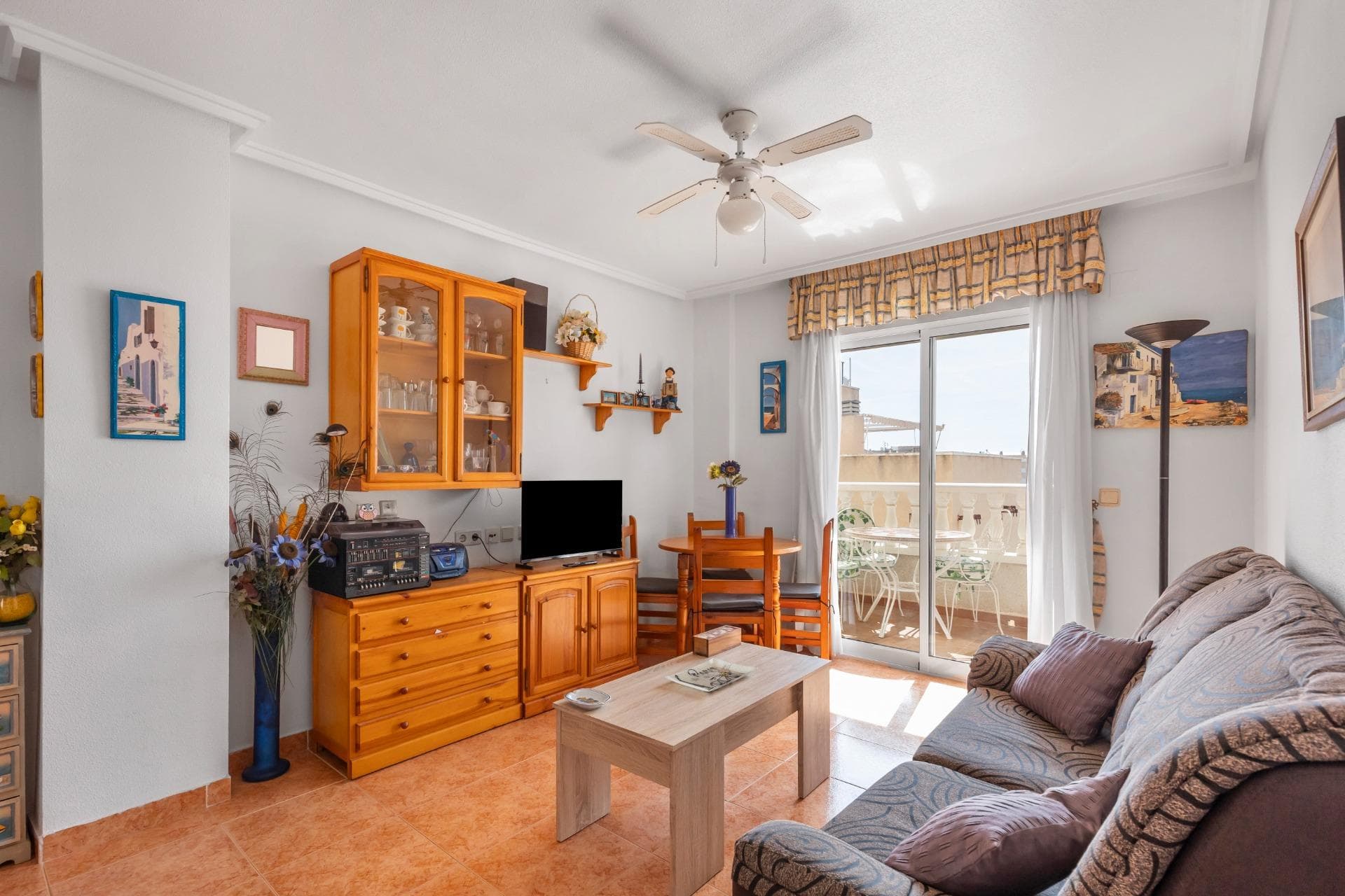 Sunrise views and Mediterranean breezes in Nueva Torrevieja! 2 bedrooms + communal pool