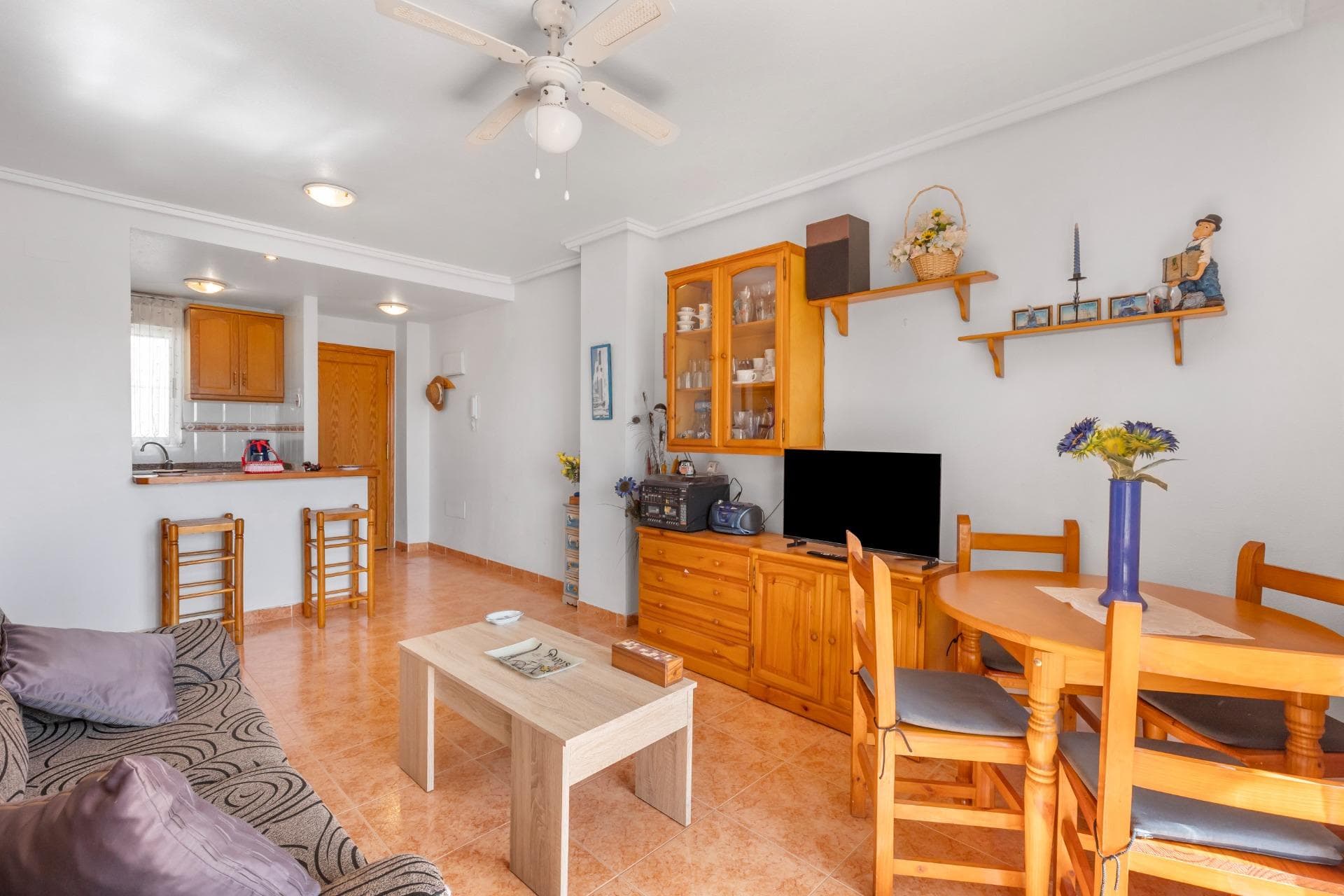Sunrise views and Mediterranean breezes in Nueva Torrevieja! 2 bedrooms + communal pool