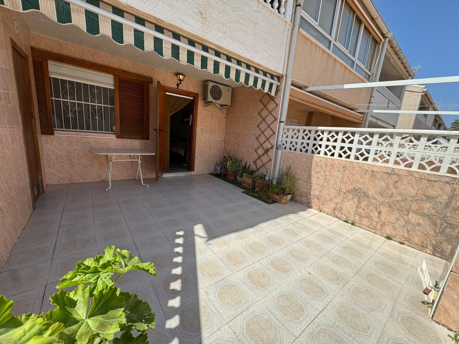 Ground floor bungalow with 3 bedrooms and 2 bathrooms, 300m from Los Náufragos Beach