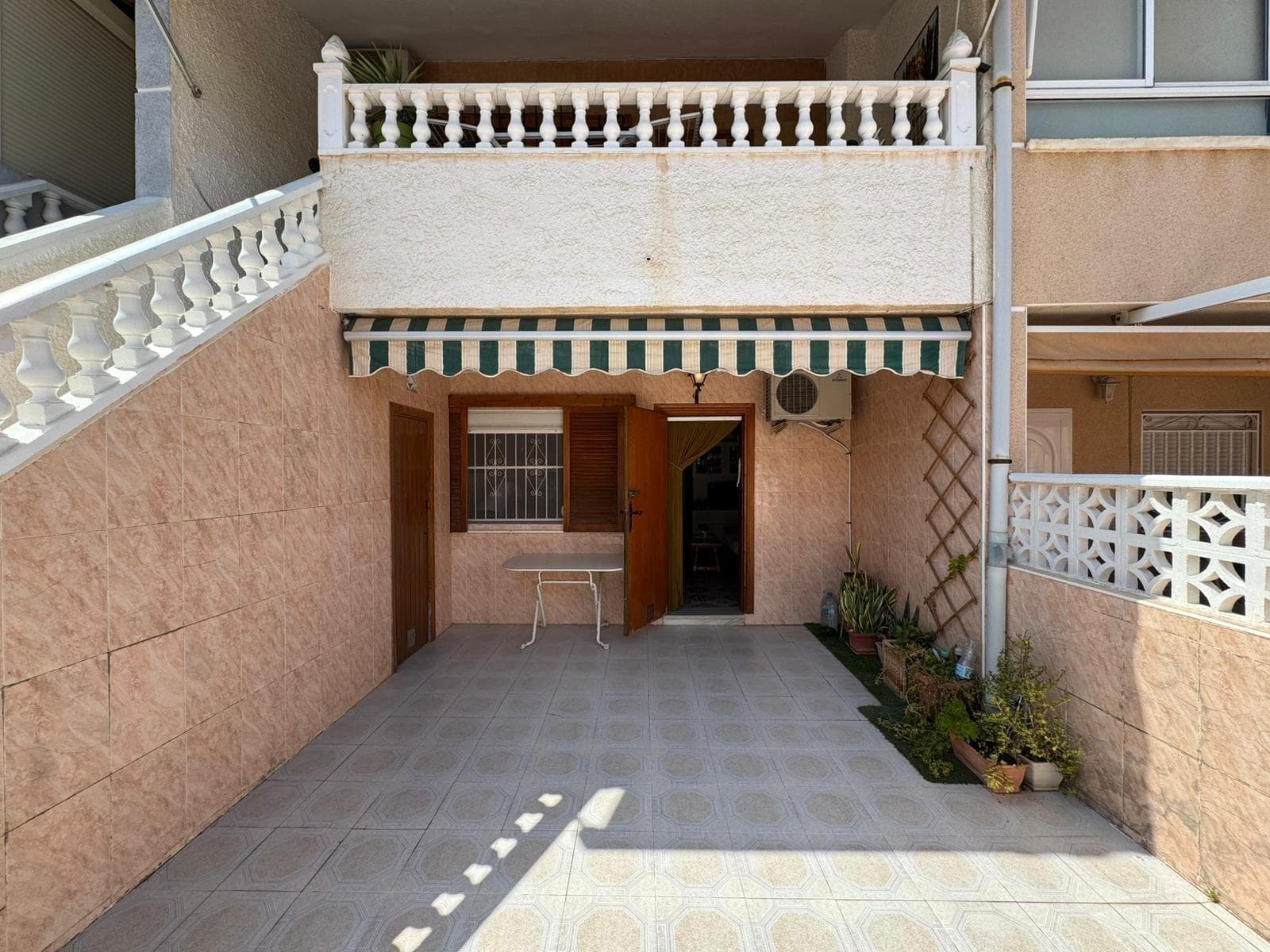 Ground floor bungalow with 3 bedrooms and 2 bathrooms, 300m from Los Náufragos Beach