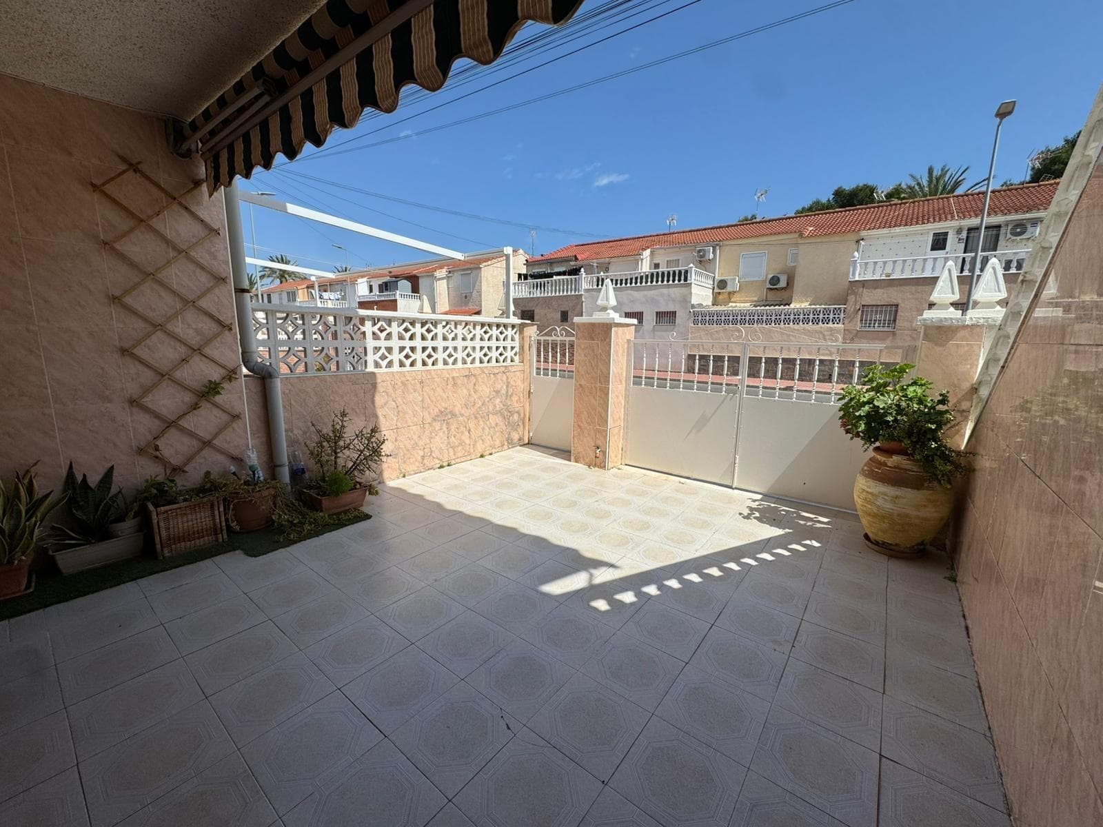 Ground floor bungalow with 3 bedrooms and 2 bathrooms, 300m from Los Náufragos Beach