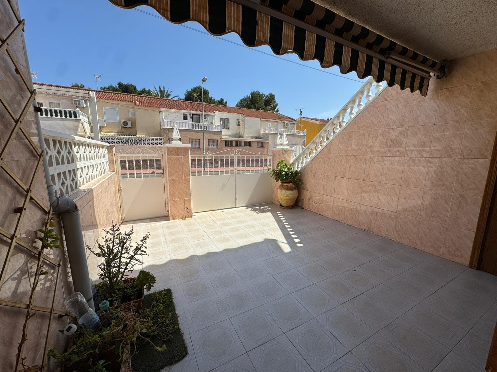 Ground floor bungalow with 3 bedrooms and 2 bathrooms, 300m from Los Náufragos Beach