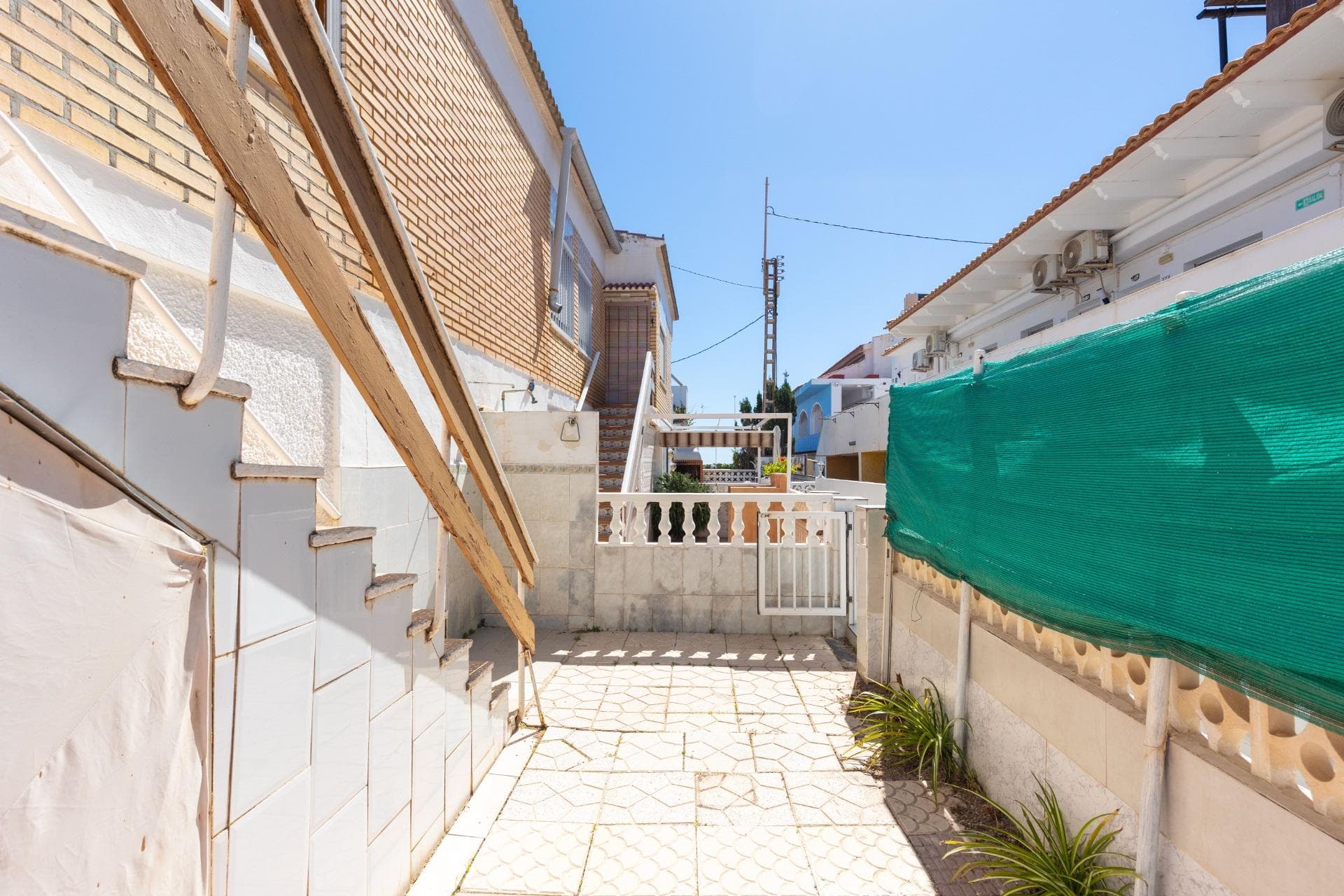 Upper Floor Bungalow in Los Europeos, Torrevieja - Just 50 meters from the beach