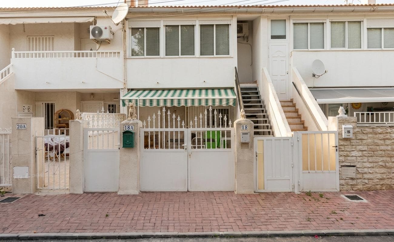 Ground-floor bungalow 400 metres from Los Náufragos Beach