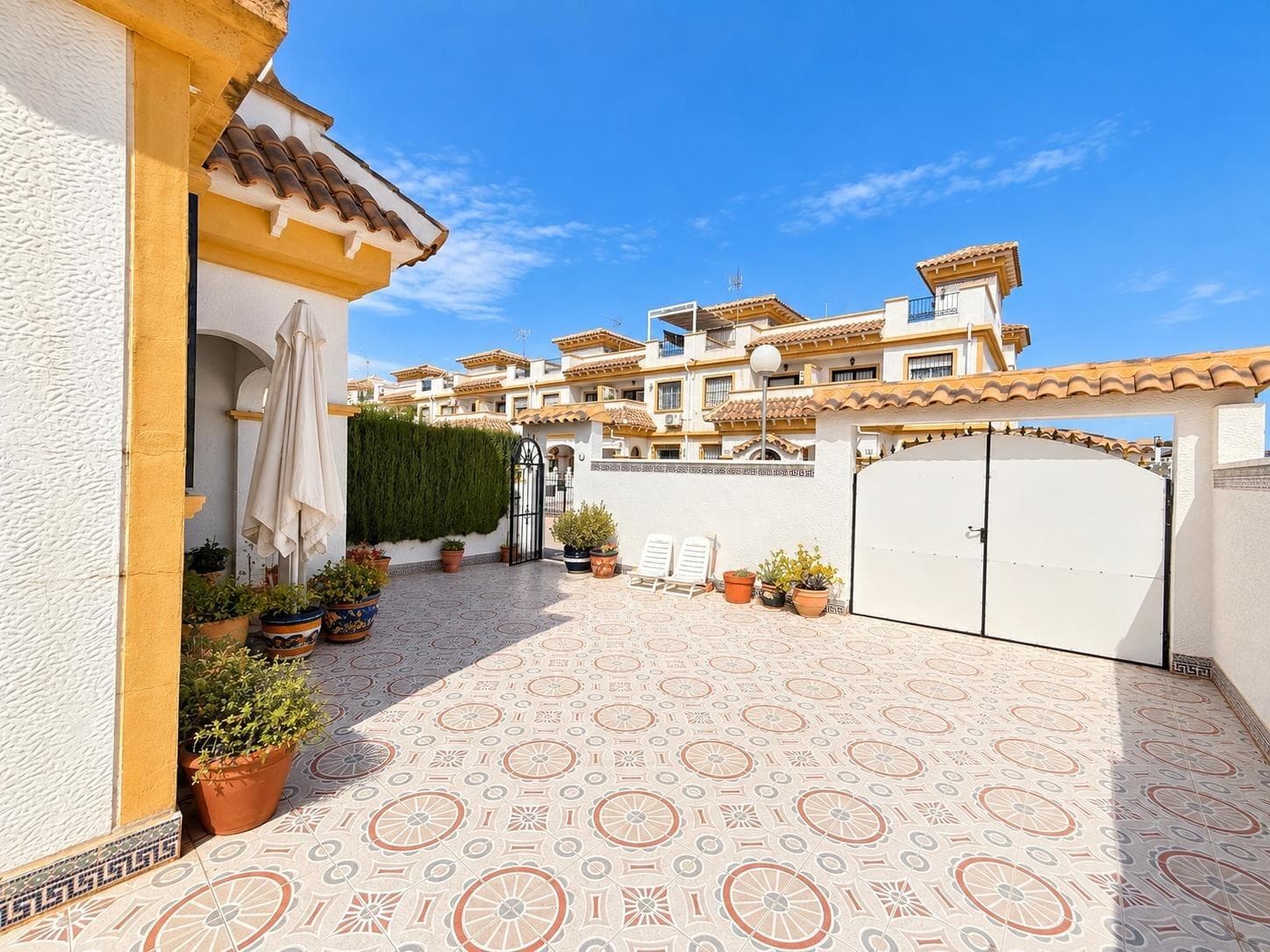 Corner Townhouse with Large Plot and South Orientation in El Limonar