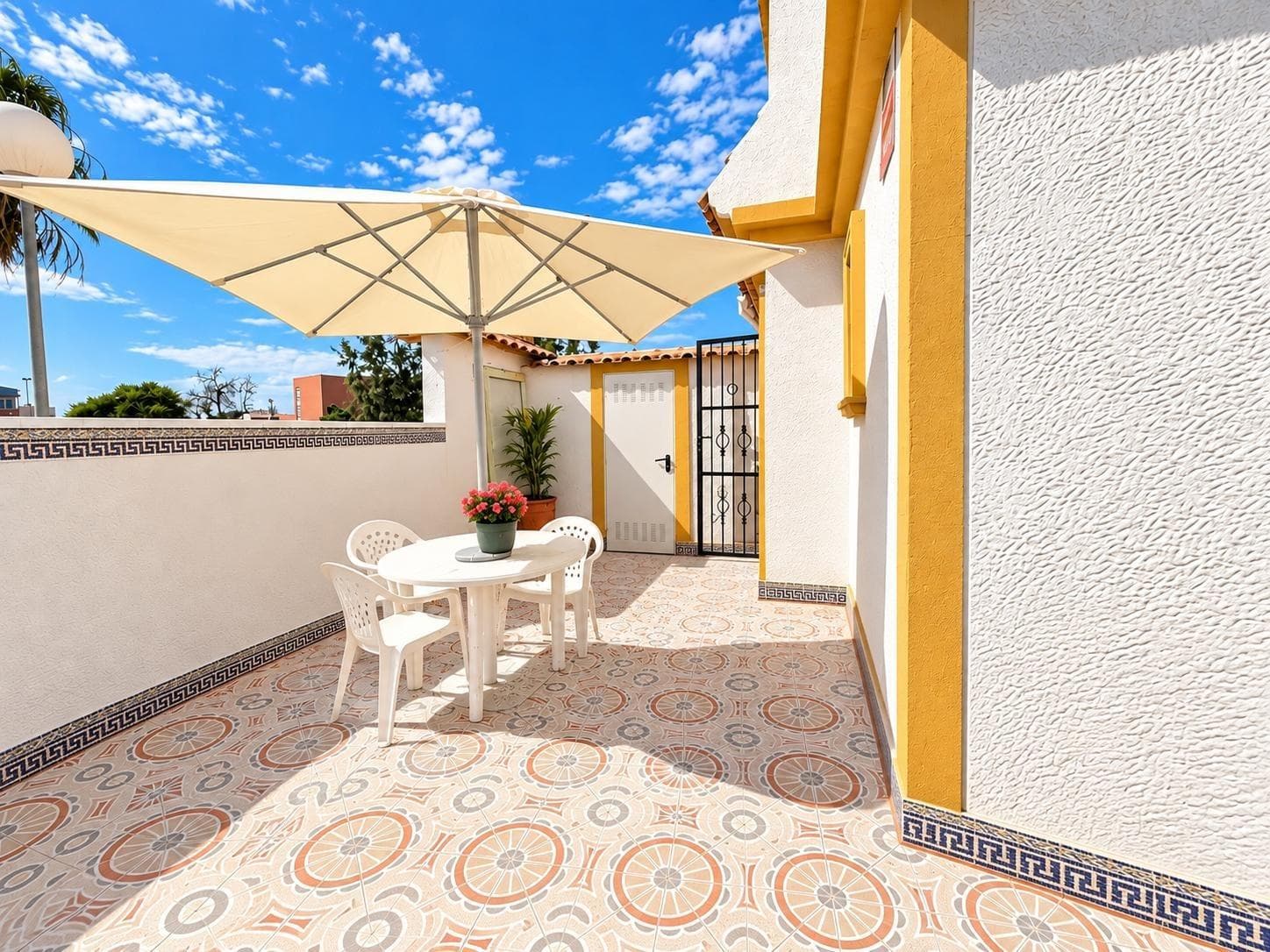 Corner Townhouse with Large Plot and South Orientation in El Limonar