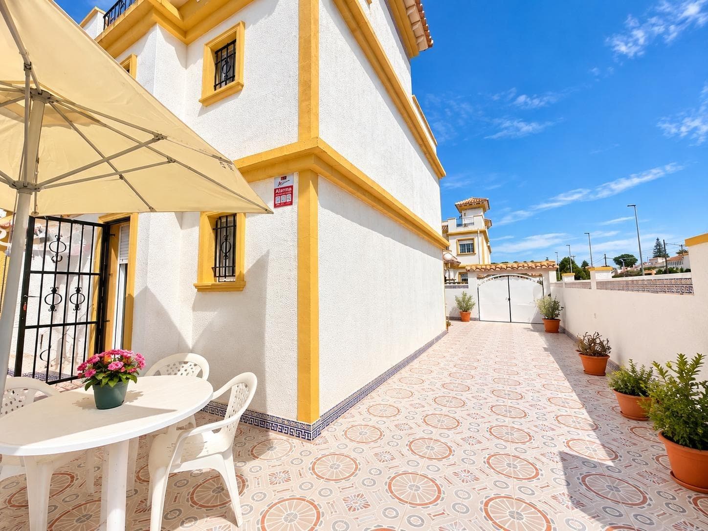 Corner Townhouse with Large Plot and South Orientation in El Limonar