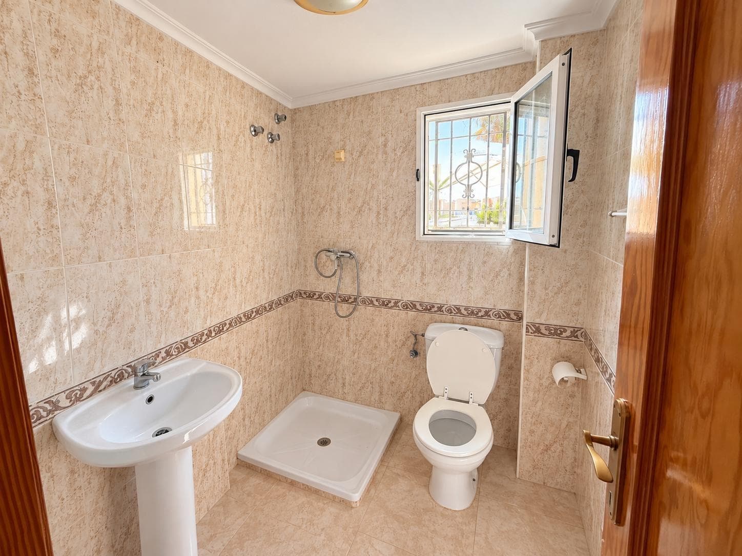 Corner Townhouse with Large Plot and South Orientation in El Limonar