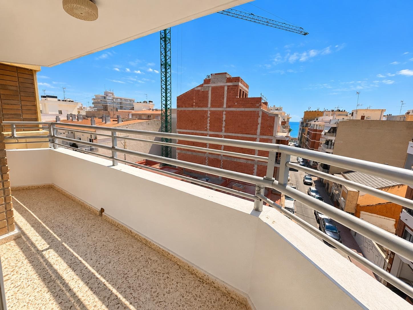 Light, sun, and the beach just a 3-minute walk away! Top-floor apartment with an L-shaped terrace and enclosed garage in Playa del Cura.