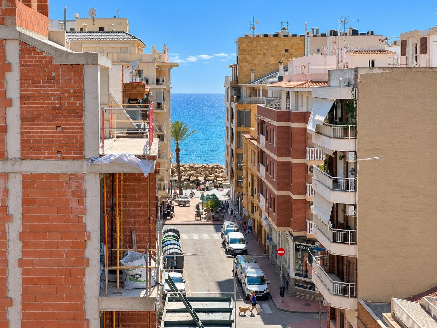Light, sun, and the beach just a 3-minute walk away! Top-floor apartment with an L-shaped terrace and enclosed garage in Playa del Cura.