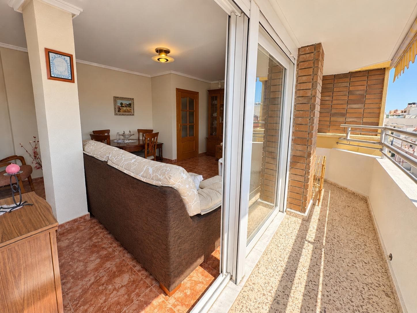 Light, sun, and the beach just a 3-minute walk away! Top-floor apartment with an L-shaped terrace and enclosed garage in Playa del Cura.
