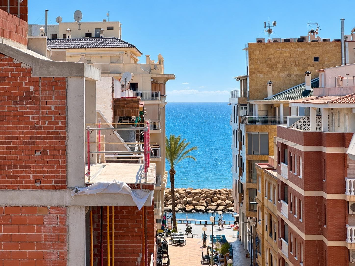 Light, sun, and the beach just a 3-minute walk away! Top-floor apartment with an L-shaped terrace and enclosed garage in Playa del Cura.