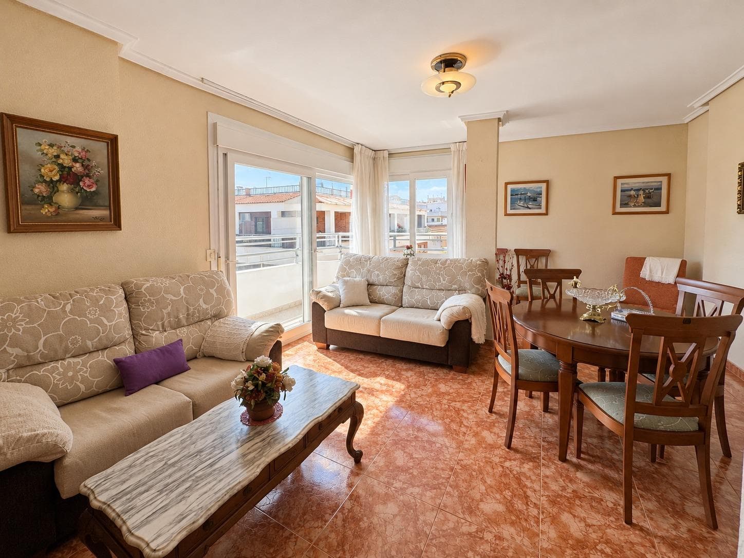 Light, sun, and the beach just a 3-minute walk away! Top-floor apartment with an L-shaped terrace and enclosed garage in Playa del Cura.