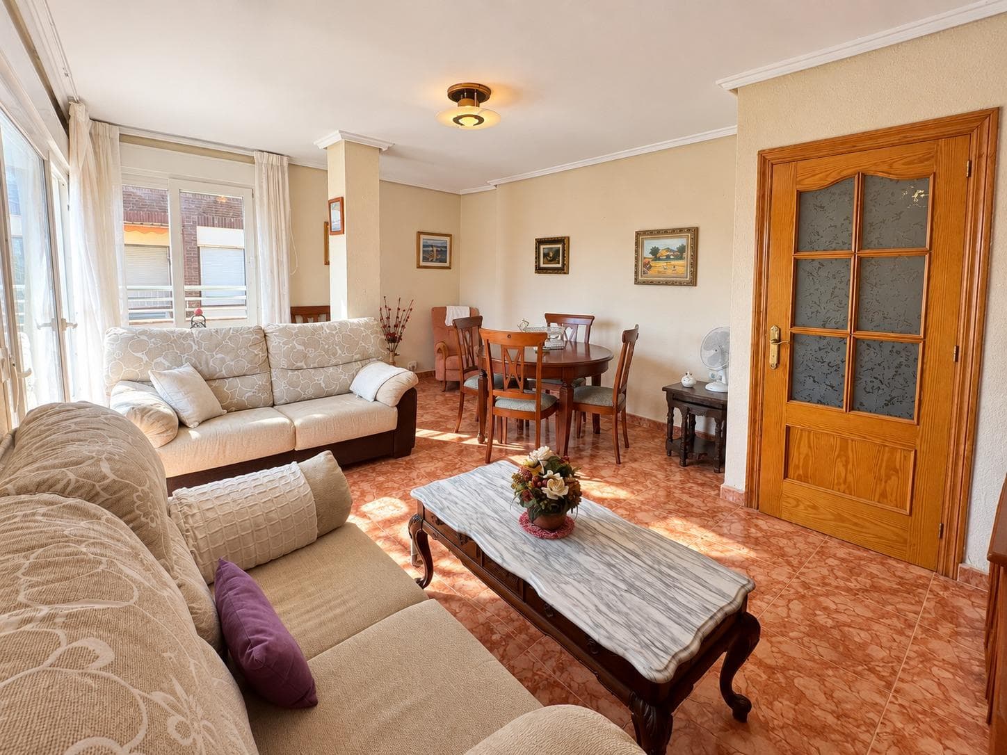 Light, sun, and the beach just a 3-minute walk away! Top-floor apartment with an L-shaped terrace and enclosed garage in Playa del Cura.
