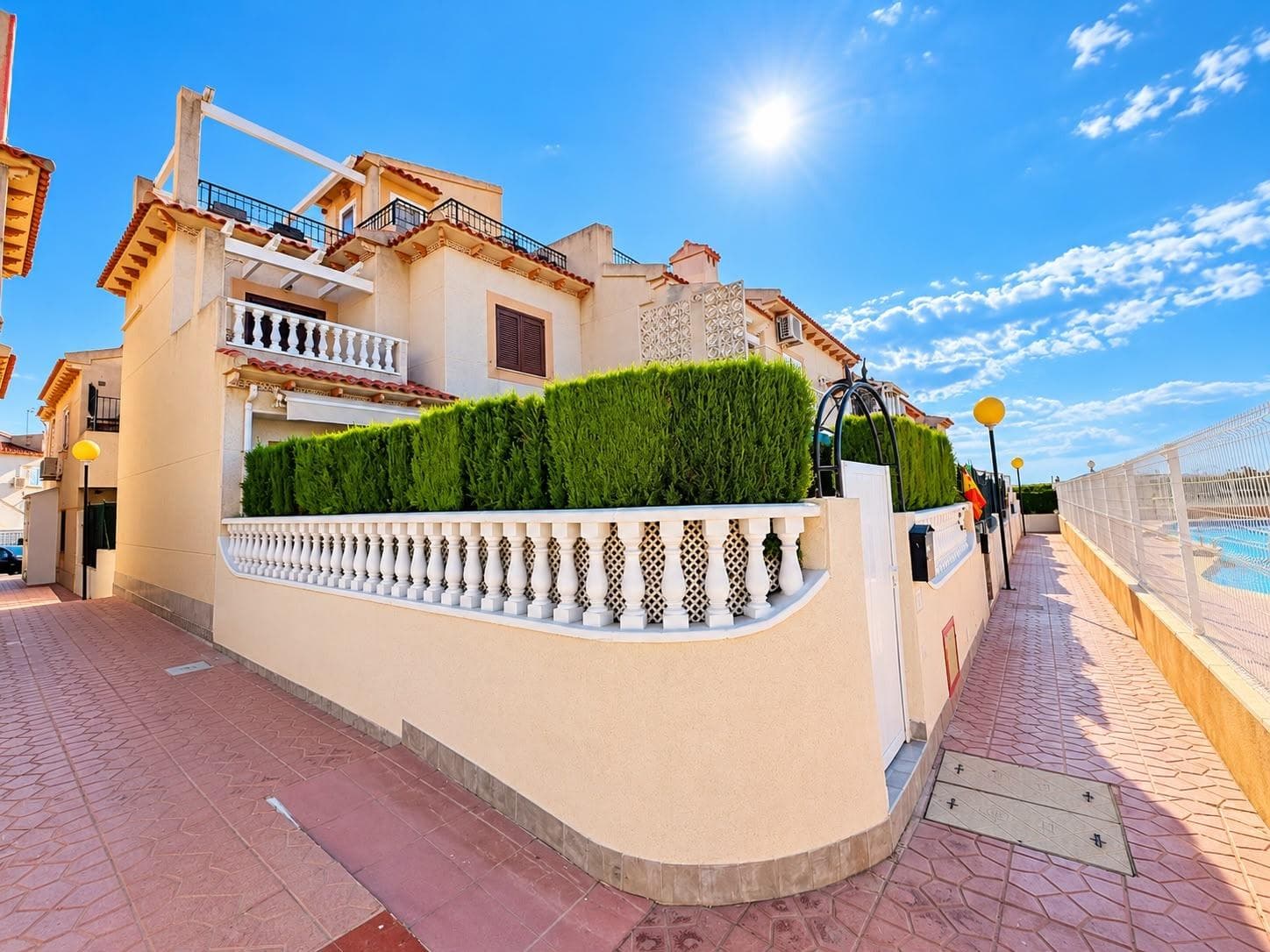 Ground-floor property with two terraces overlooking the communal pool in El Moncayo – Guardamar del Segura