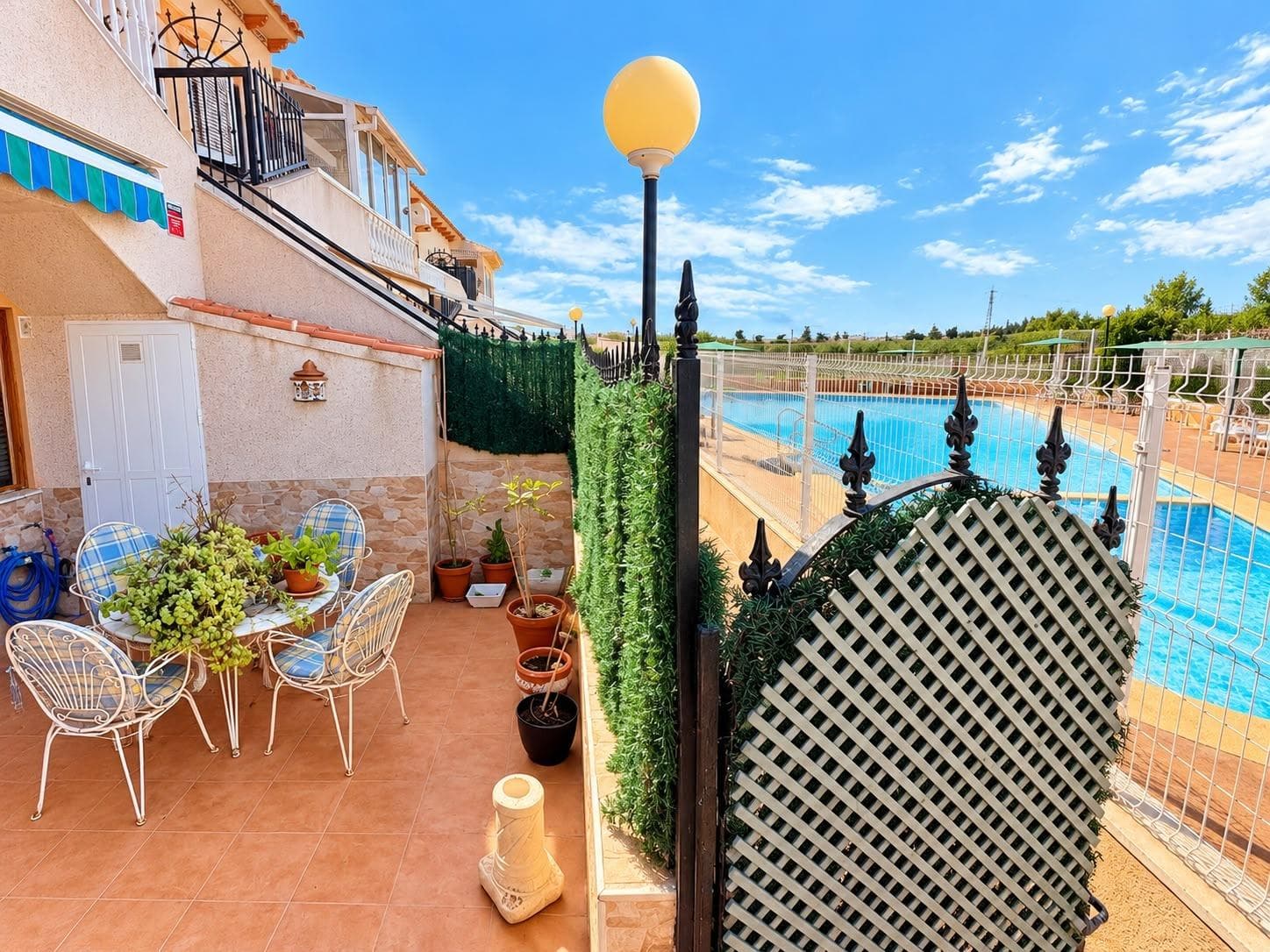 Ground-floor property with two terraces overlooking the communal pool in El Moncayo – Guardamar del Segura