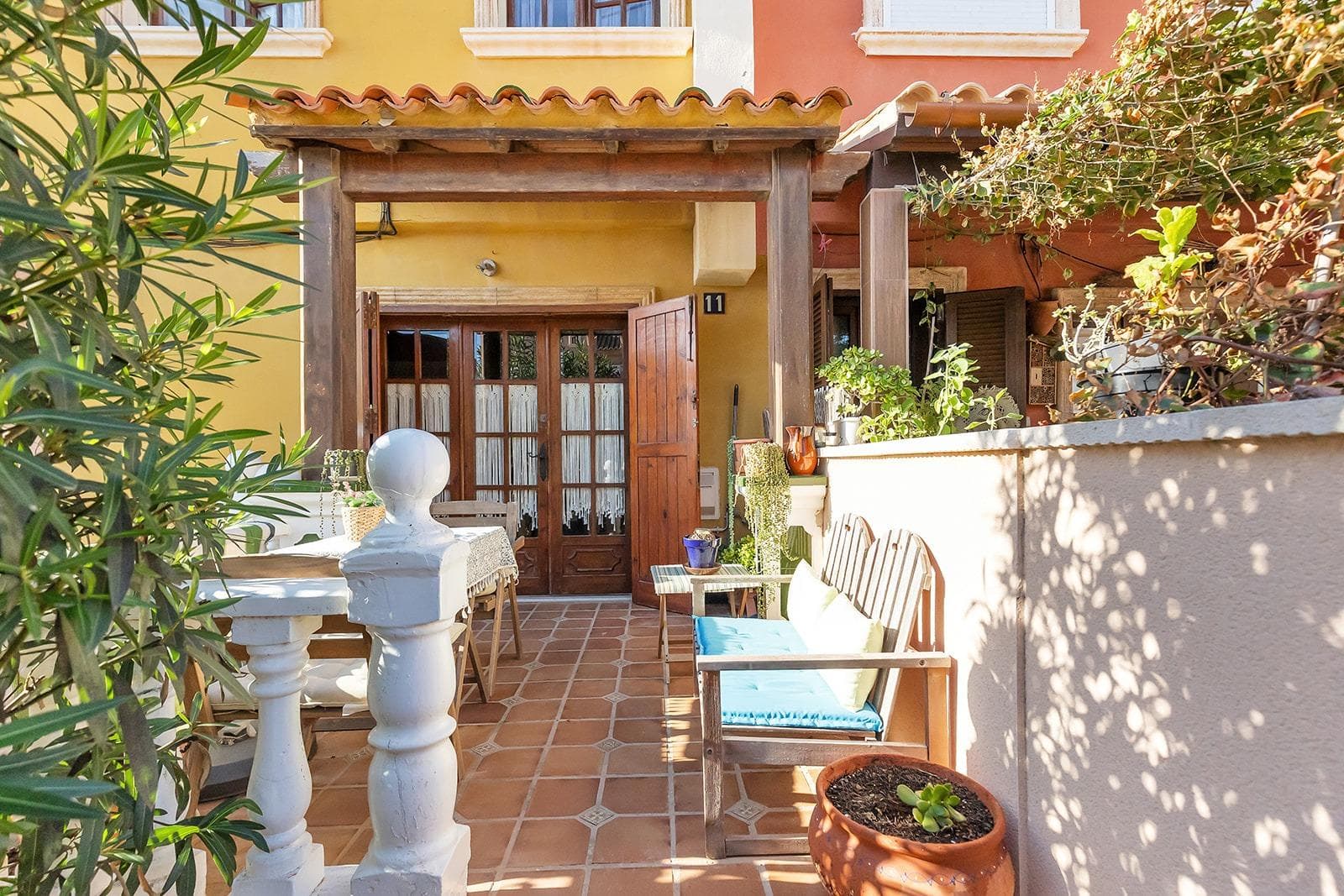 Frontline townhouse with sea views