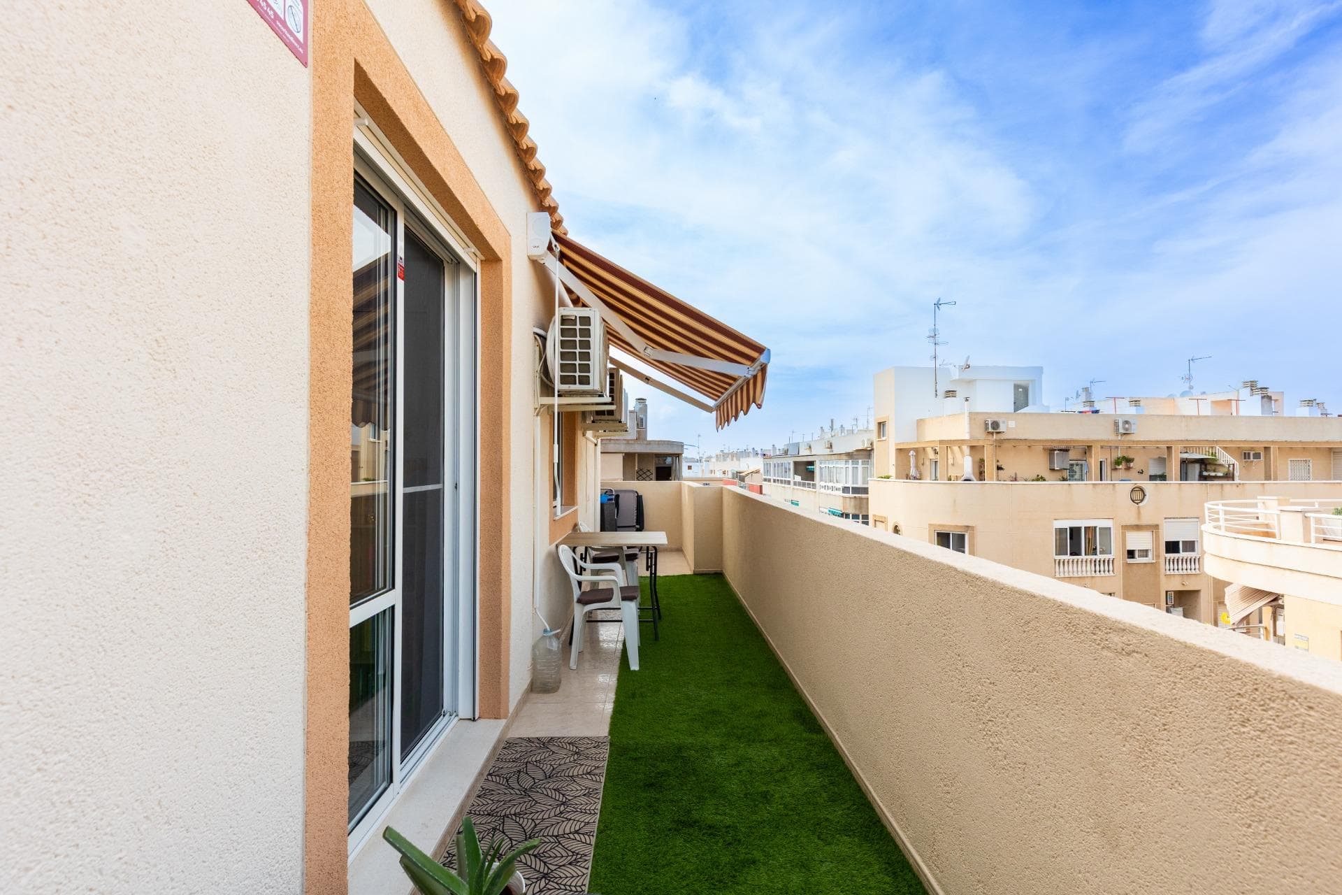 Stunning renovated three-bedroom corner penthouse in the Santa Gema residential complex.