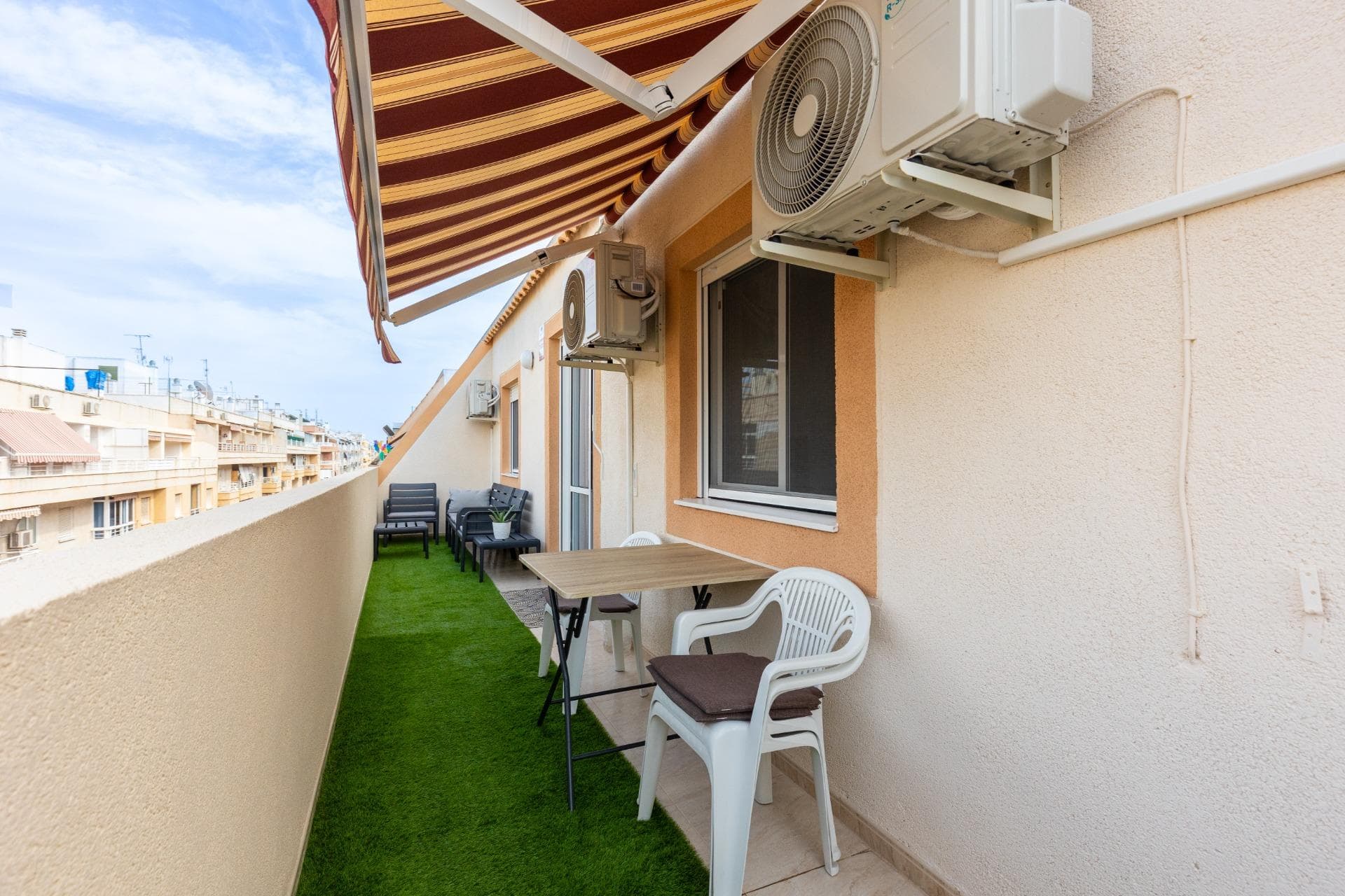 Stunning renovated three-bedroom corner penthouse in the Santa Gema residential complex.