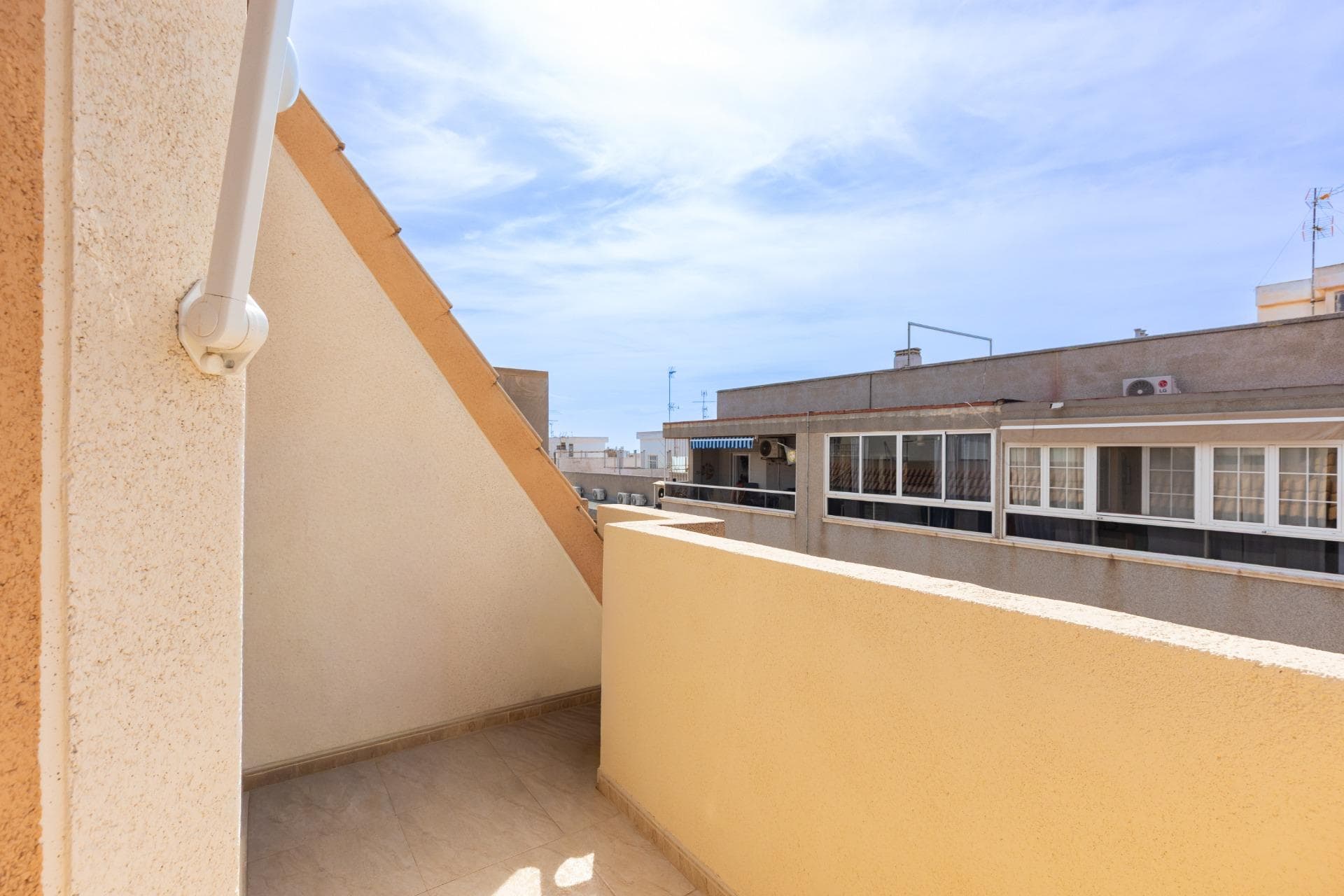 Stunning renovated three-bedroom corner penthouse in the Santa Gema residential complex.