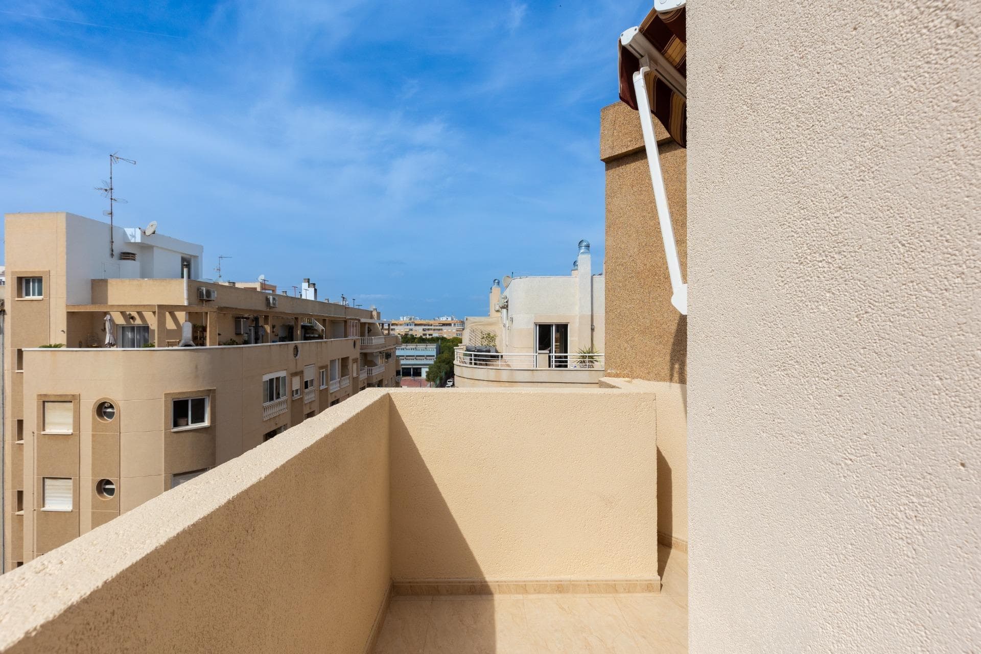Stunning renovated three-bedroom corner penthouse in the Santa Gema residential complex.