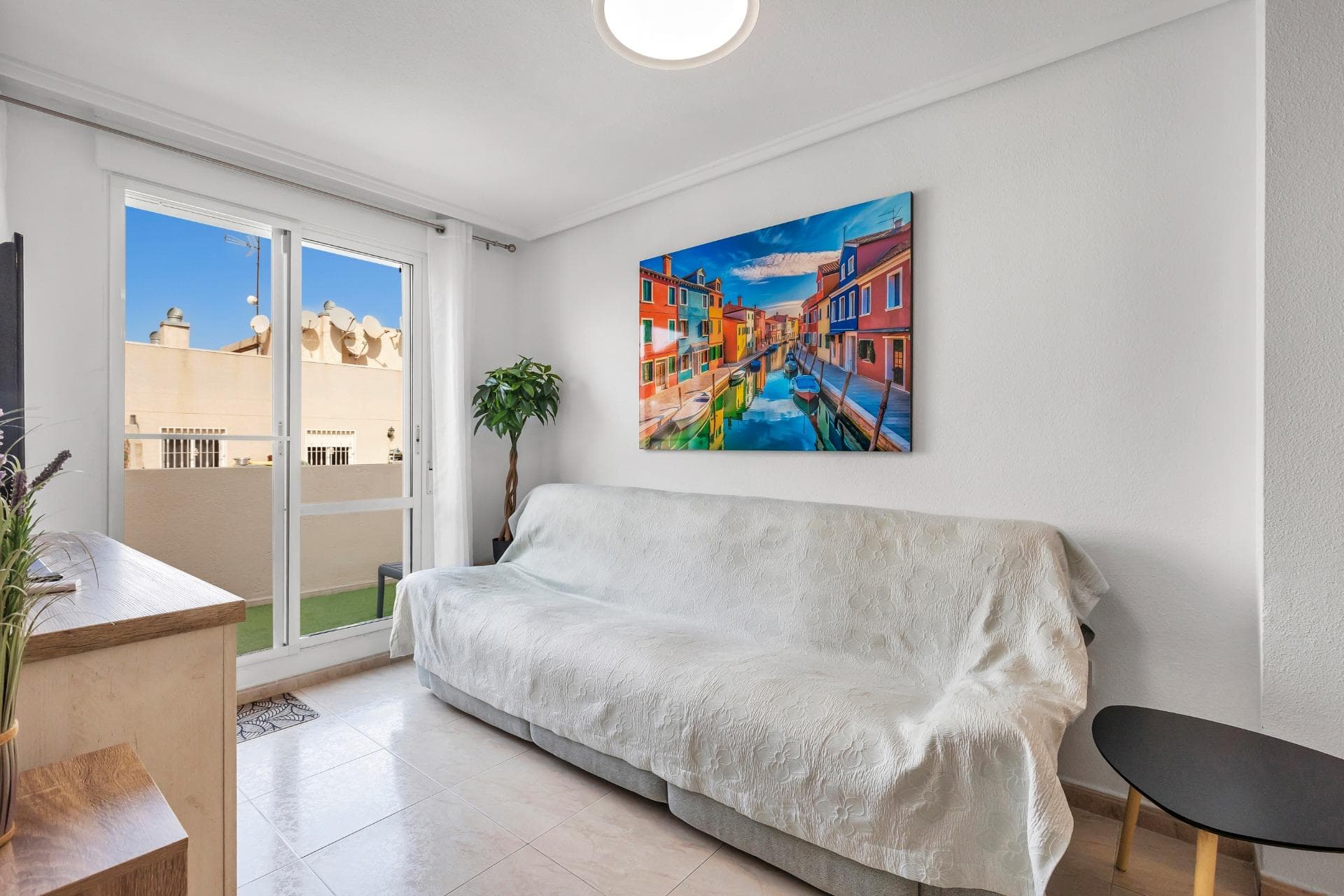Stunning renovated three-bedroom corner penthouse in the Santa Gema residential complex.