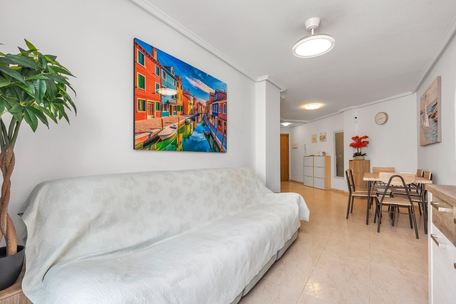 Stunning renovated three-bedroom corner penthouse in the Santa Gema residential complex.
