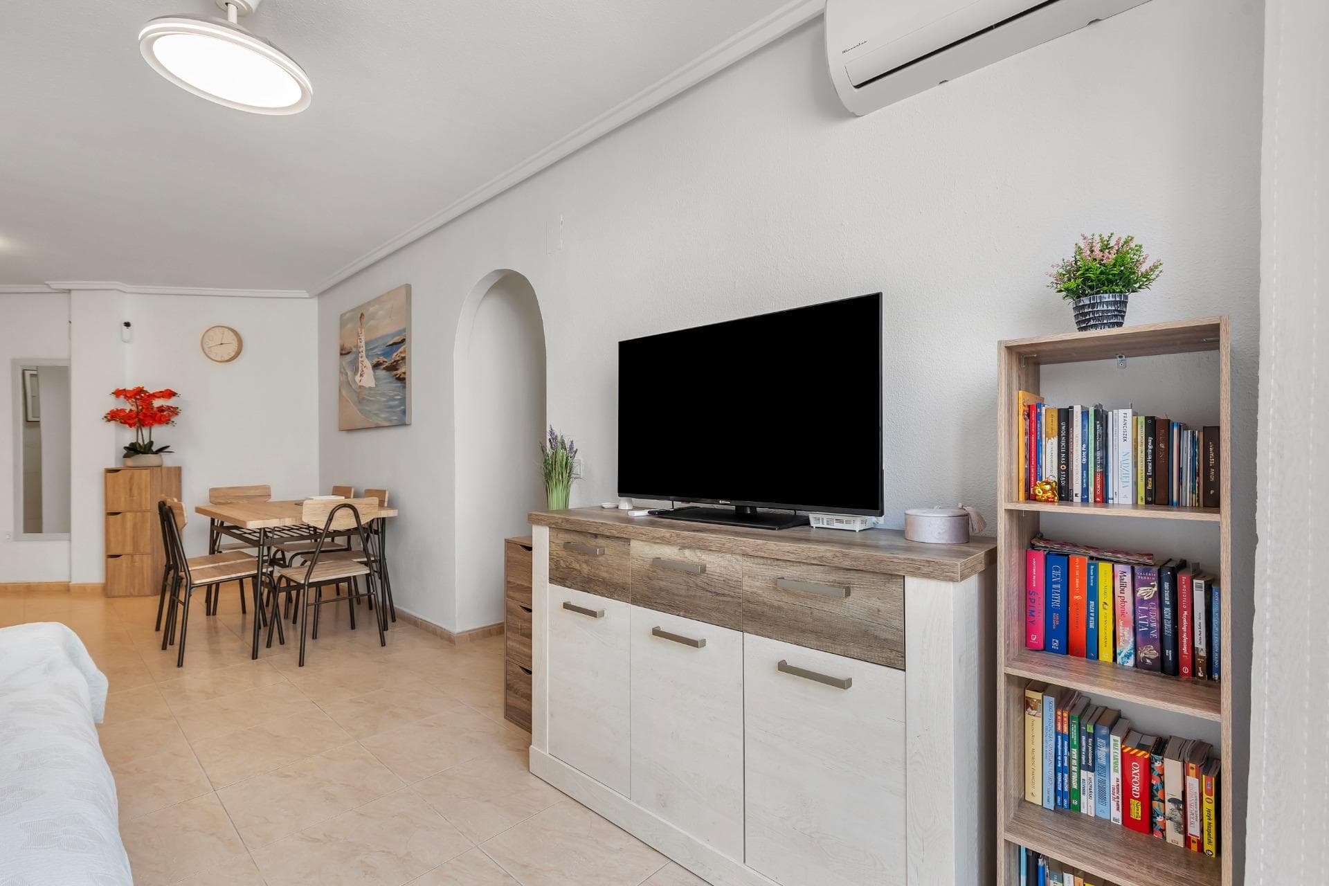 Stunning renovated three-bedroom corner penthouse in the Santa Gema residential complex.