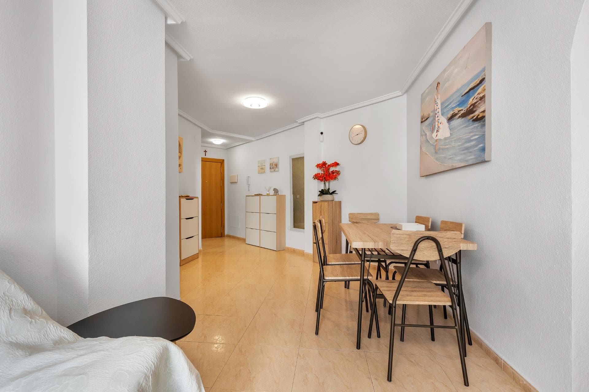Stunning renovated three-bedroom corner penthouse in the Santa Gema residential complex.