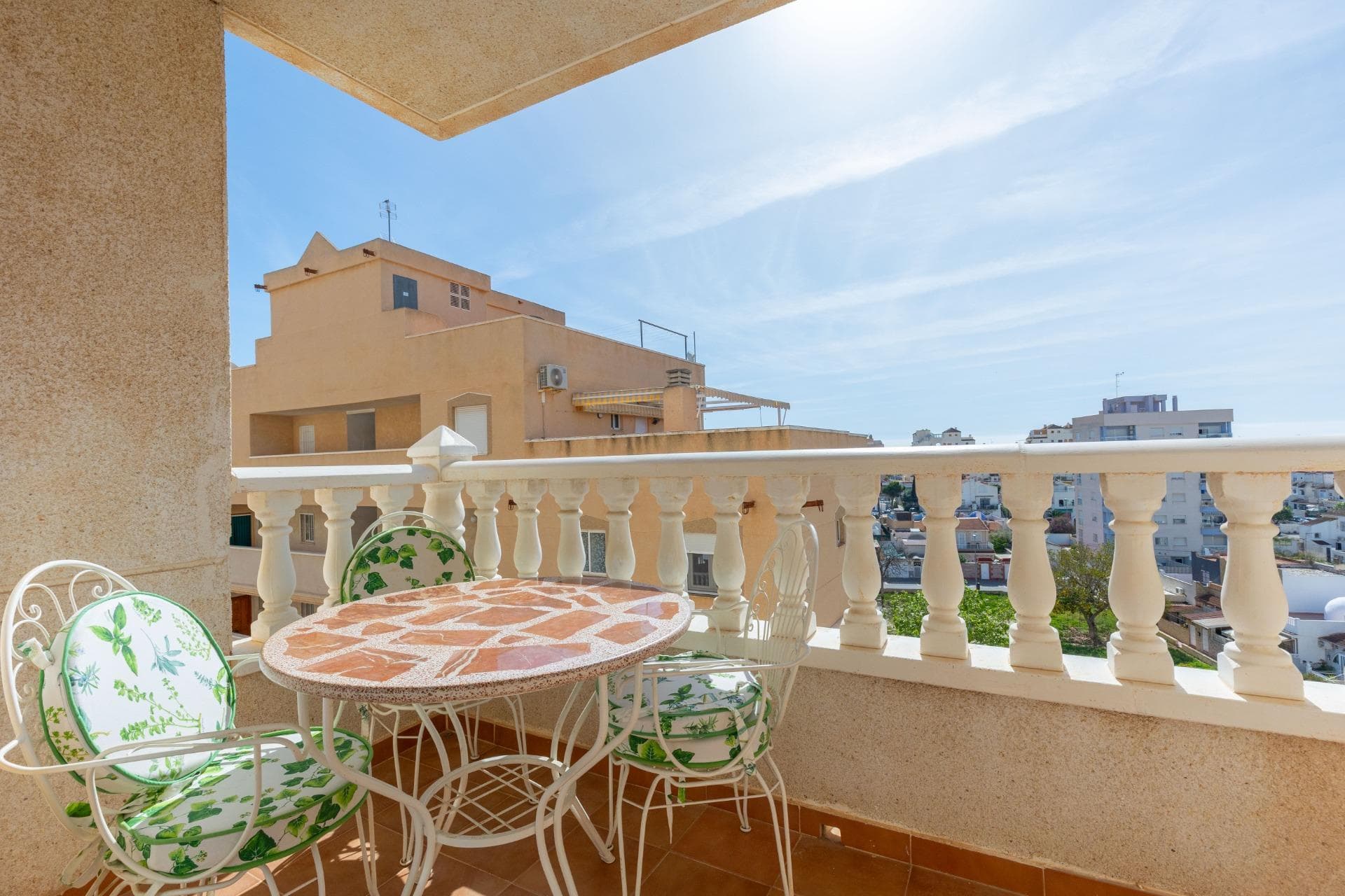 Sunrise views and Mediterranean breezes in Nueva Torrevieja! 2 bedrooms + communal pool