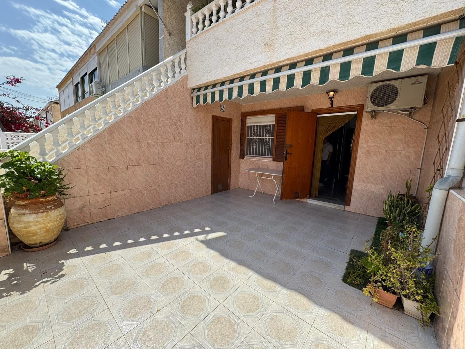 Ground floor bungalow with 3 bedrooms and 2 bathrooms, 300m from Los Náufragos Beach