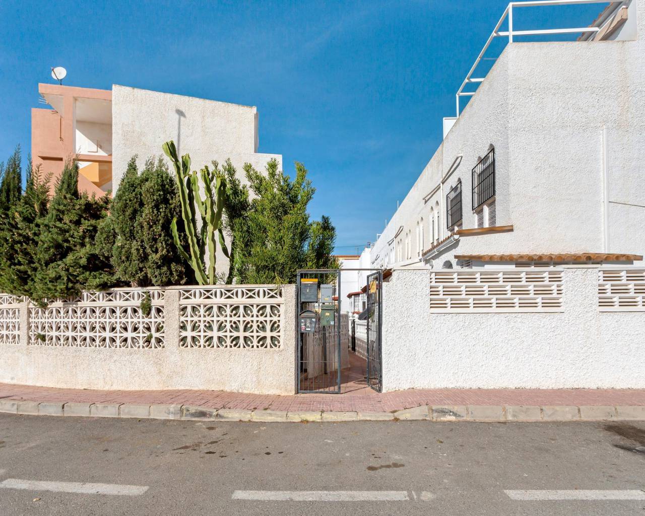 Sale - Hus med tvåvåningshus - Torrevieja - La Mata